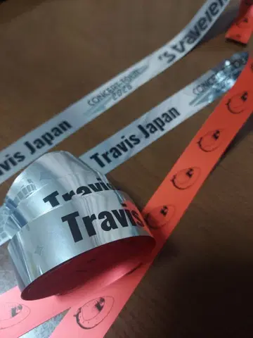 Travis Japan 2026 은색 테이프