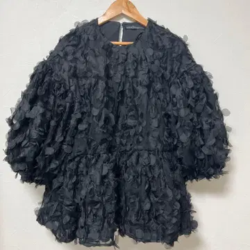 트루 바이 마리코 오이카와 pas de chat 블랙 블라우스