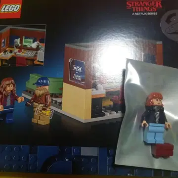 LEGO 40891 스트레인저 싱스 라디오 방송국 로빈 포함