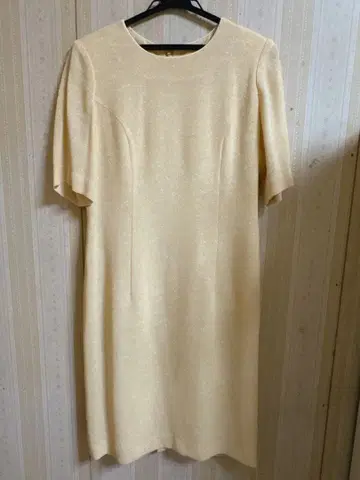 크림색 겉옷 포함 반팔 원피스