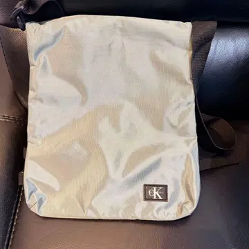 CK 숄더백 그레이