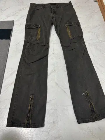 다크 그레이 카고 팬츠 지퍼 포켓 포함