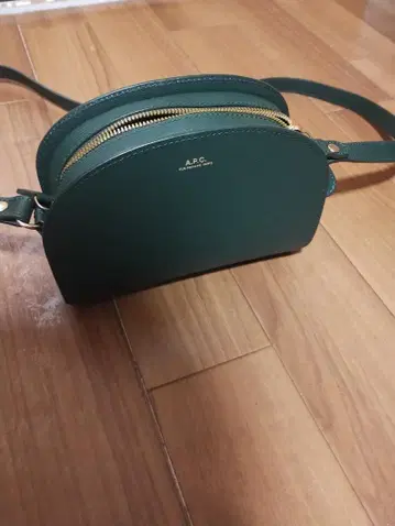 APC 하프문형 숄더백 그린