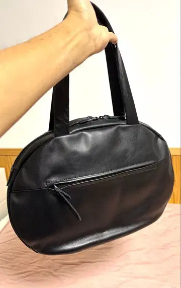 CRESCENT 블랙 가죽 오벌 토트백