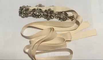 Aimer 비쥬 장식 아이보리 리본 벨트