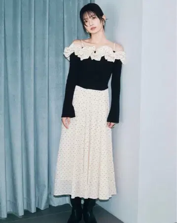 LILY BROWN 프릴 칼라 니트 콤비 원피스