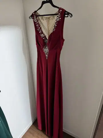 버건디 비쥬 장식 롱 드레스