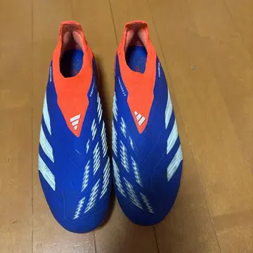 축구화 스파이크 파랑과 오렌지