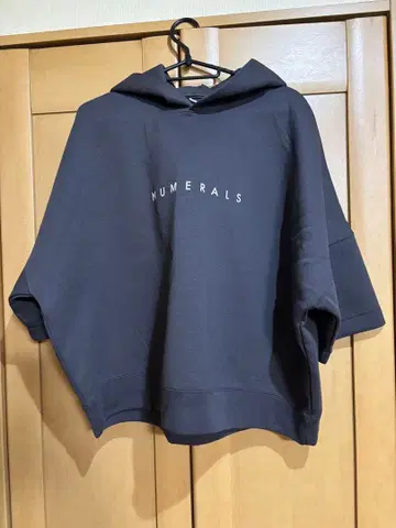 NUMERALS 다크 그레이 후드티