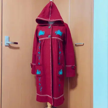 후드 부착 빨간색 롱 코트 자수 디자인