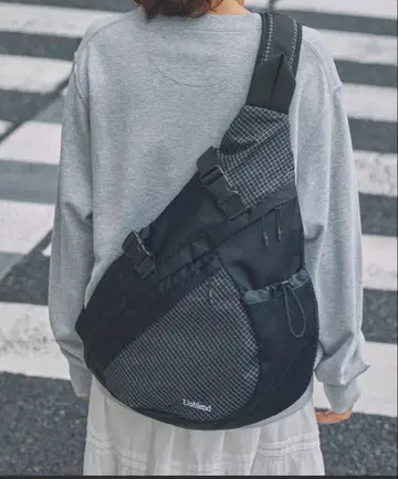 [ Unblend ] 이소재 절개 원숄더 바디백 모노마트