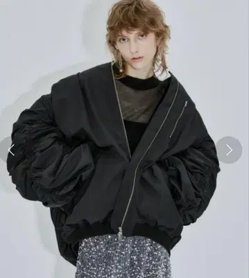 라벨에튀드 개더 볼륨 퀼트 라이너 BIG 실루엣 MA-1 블랙