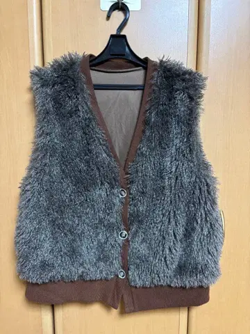 브라운 퍼 베스트 에스파스 데 카르마 버튼 포함