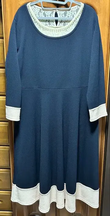 원피스와 레이스 상의