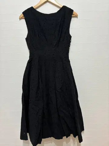 미사용 새상품 Randa 플레어 원피스 슬리브리스 블랙