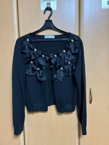 카오루 오카다 리본 포함 블랙 가디건 숏 기장