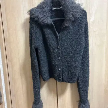 MOUSSY 퍼 달린 다크 그레이 긴팔 가디건