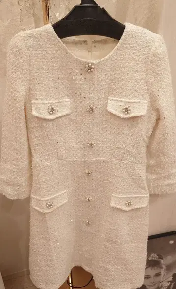 페이크 포켓 부착 펄 비쥬 장식 단추 스팽글 트위드 미니 원피스