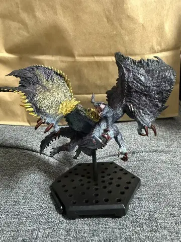 몬헌 피규어 혼돈에 우는 고아 마가라