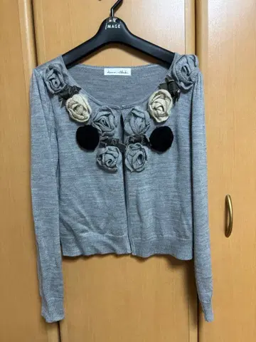 카와이 오카다의 엘레강트한 꽃 모티브 그레이 니트 가디건