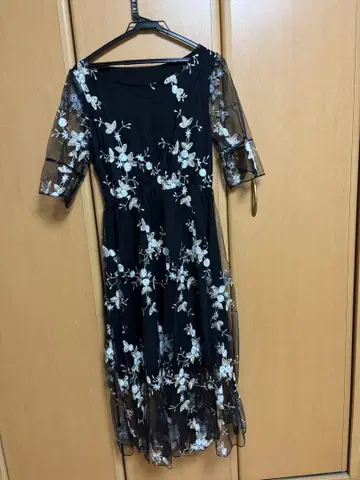 꽃무늬 자수의 블랙 A라인 드레스 발밑 비침 있음