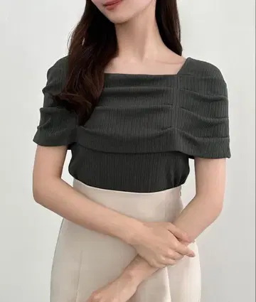 [CENEA / 세네아] 오프숄더풍 스퀘어넥 드레이프 리브 티셔츠