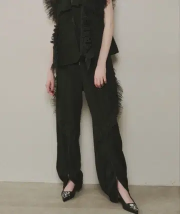 J1U by LA BELLE ETUDE 프론트 밑단 ZIP 튤 프릴 팬츠