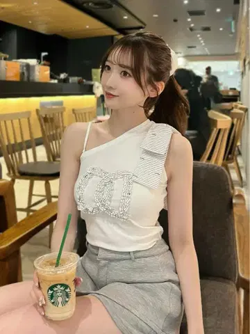 Darich 한쪽 어깨 디자인 티셔츠 화이트