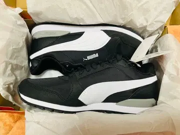 새상품 Puma 블랙/화이트 스니커즈