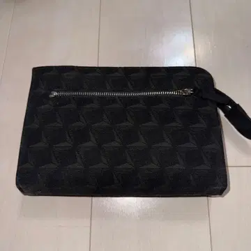 블랙 지오메트릭 패턴의 클러치백