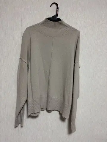 urban reserch 베이지 하이넥 오프숄더 스웨터