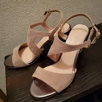 EIZO 베이지 스웨이드 중간 힐 샌들