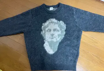 얼굴 디자인 다크 그레이 니트 스웨터