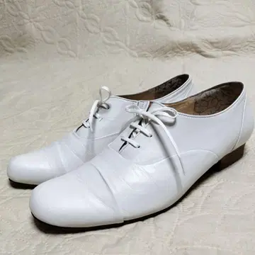 화이트 가죽 레이스업 슈즈