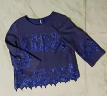 자수 장식 네이비 반소매 상의