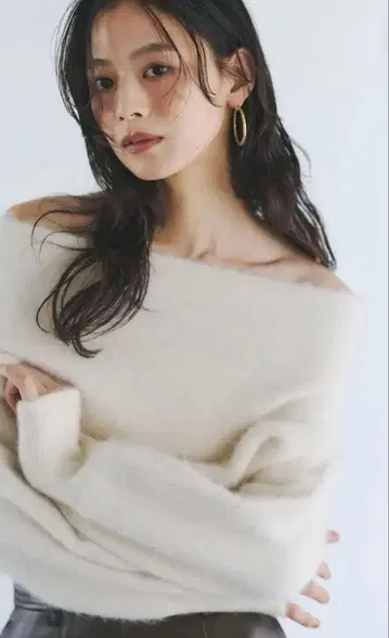 아뉴앙스 이번 시즌 anuans 라쿤 폭스 오프숄더 니트 풀오버