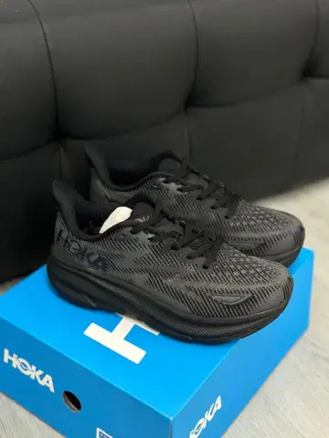 HOKA 블랙 스니커즈