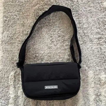 BEYOND THE VINES 숄더백 블랙