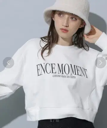 Rirandture 크롭 로고 맨투맨 화이트