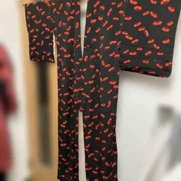 빨간색 체리 패턴 기모노