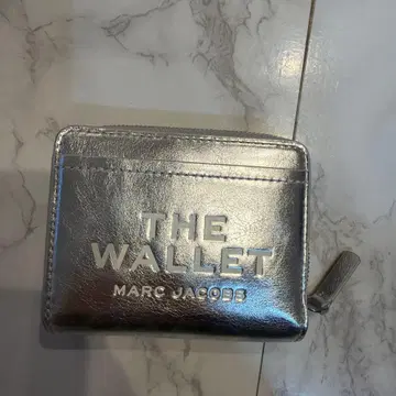 MARC JACOBS THE WALLET 실버 이단 접이식 지갑