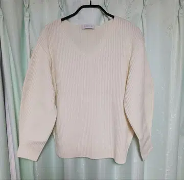 TOMORROWLAND 아이보리 V넥 니트