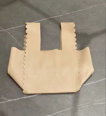 라들로 LUDLOW 블랙 토트백 스캘럽 백 베이지