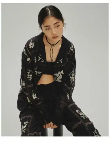 자수 장식 블랙 긴팔 셔츠