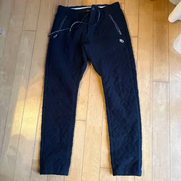 PG 블랙 퀼팅 팬츠 남성 의류