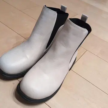 화이트 가죽 사이드 고어 부츠