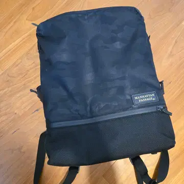 MANHATTAN PASSAGE 블랙 카모플라쥬 백팩