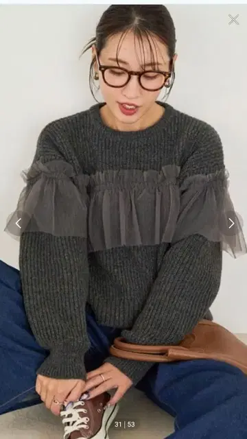 프릴이 달린 그레이 니트 스웨터