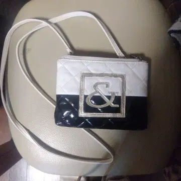 화이트 블랙 숄더백
