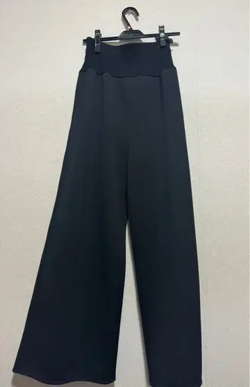 BEARDSLEY 블랙 와이드 팬츠